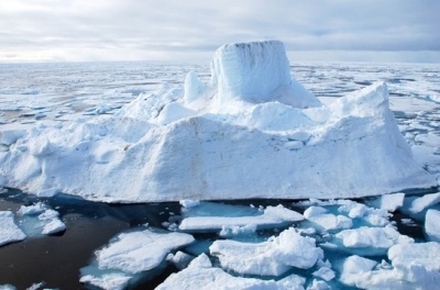 Ученые: вместе со снегом в Арктике выпадают частицы пластика