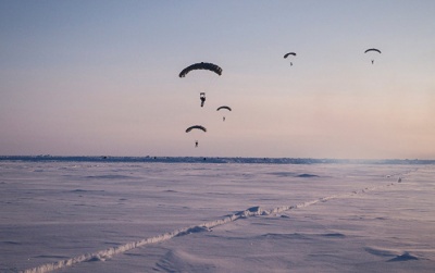 В Арктике впервые прошли соревнования парашютистов