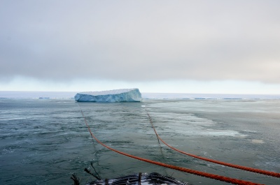 Арктические айсберги взяли на буксир